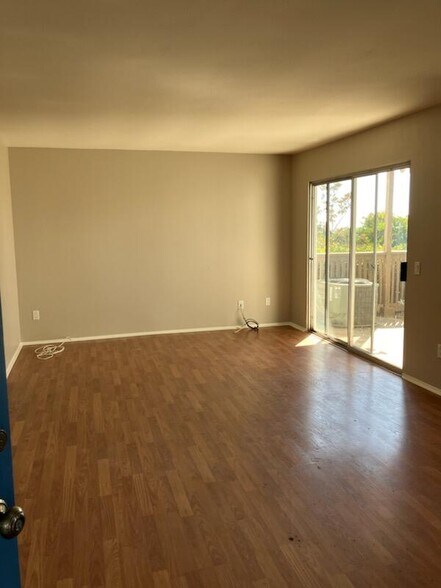 Building Photo - 874 S Rancho Santa Fe Rd