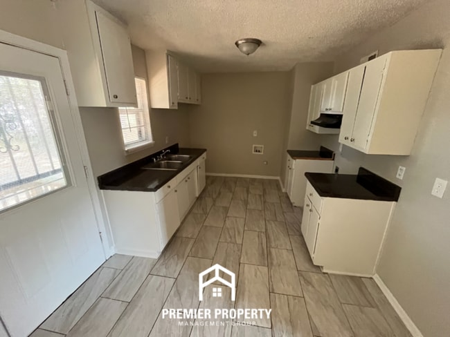 Building Photo - 5605 Loch Lomond Rd