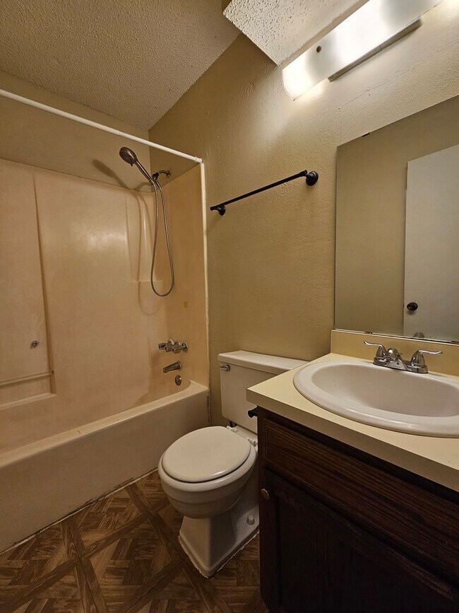 Building Photo - (2) Bed/(2) Bath Duplex Avail NOW! Small Pet Negotiable!
