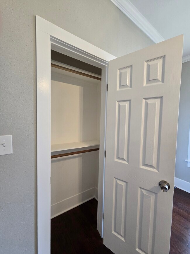 Building Photo - 328 Robinson Pl