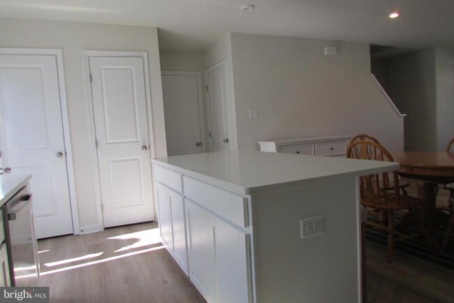 Building Photo - 30155 Creekview Cir