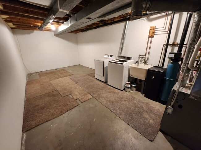 Building Photo - updated 2 bed townhouse under 2k per month in Burnsville! Open concept, master bed w/attached bat...