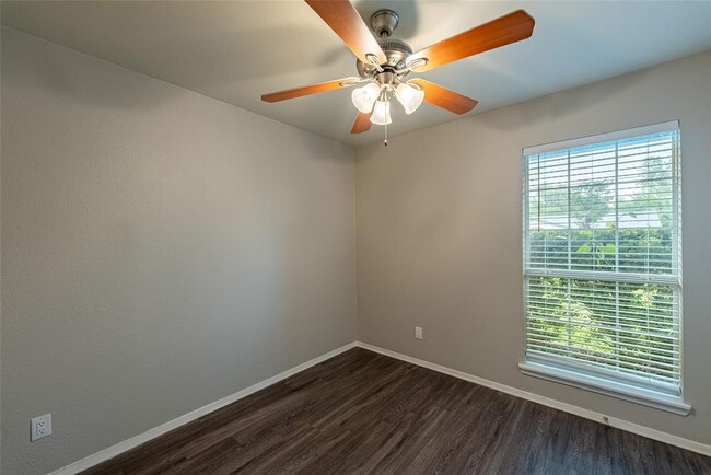 Building Photo - 2105 N Cannes Dr