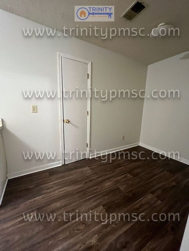 Building Photo - Recently renovated! Must see!