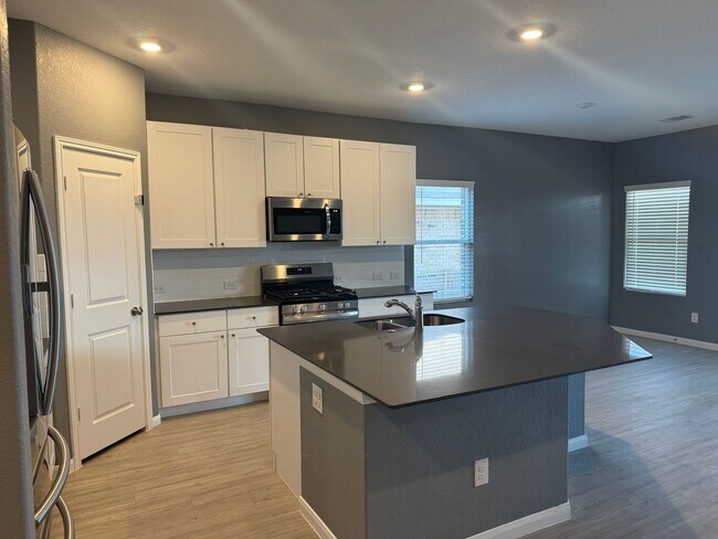 Building Photo - Spacious 5-Bed, 3-Bath Home in Brookmill –...