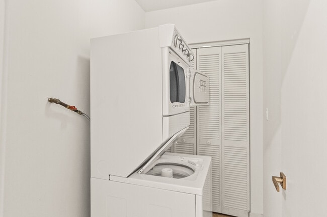 Building Photo - 1755 N Damen Ave