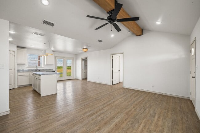 Building Photo - 3 Bedroom 2 Bathroom Home on 1 Acre Lots!