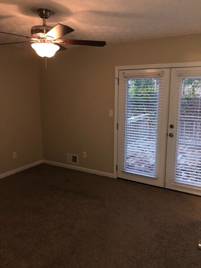 Building Photo - 3/2 Ranch w/ Large 2 Car Garage and Fenced in Backyard on Private Cul-De-Sac!