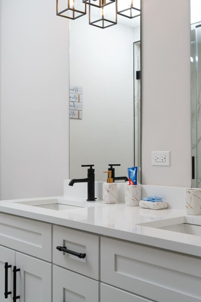 Building Photo - 3723 S Giles Ave