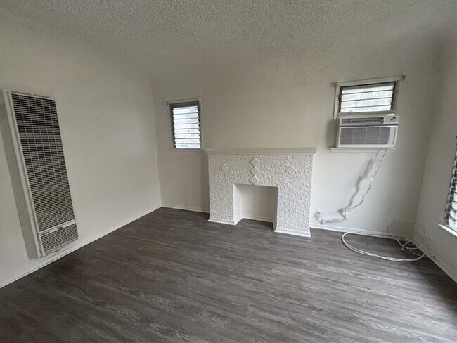 Building Photo - 417 E Elmwood Ave