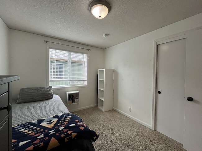 Building Photo - Charming Home Near Nike Campus with Vaulted Ceilings & Updated Kitchen