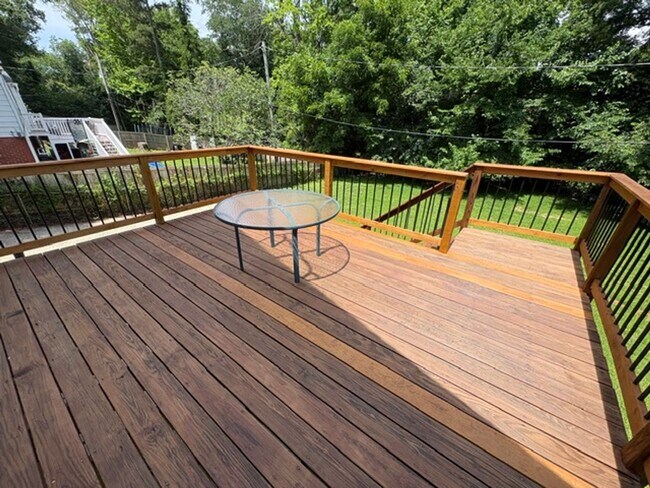 Building Photo - Newly Renovated - Large Backyard - 2/2 House!!