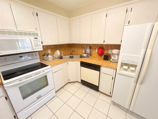 Building Photo - 60 SW 5th Ave