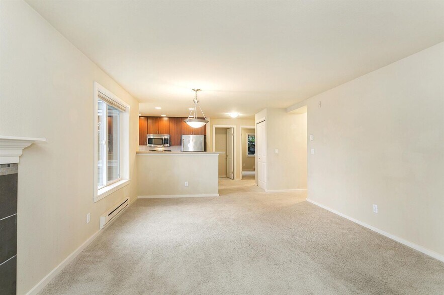 Building Photo - Spacious Mill Creek Corner unit Condo In-Town