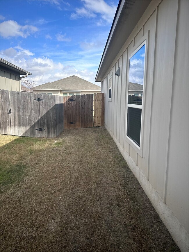 Building Photo - 1125 Lakeway Crossing Dr