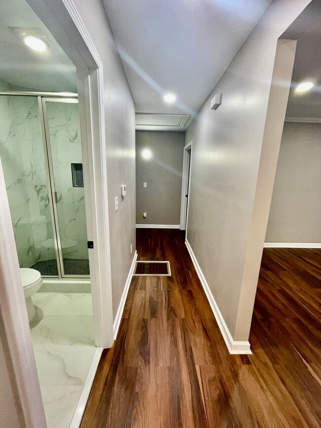 Building Photo - Welcome to this stunning 3-bedroom, 2-bath...