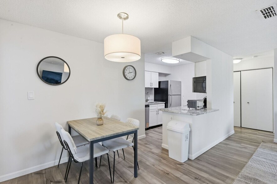 Building Photo - 2201 Deercross Dr