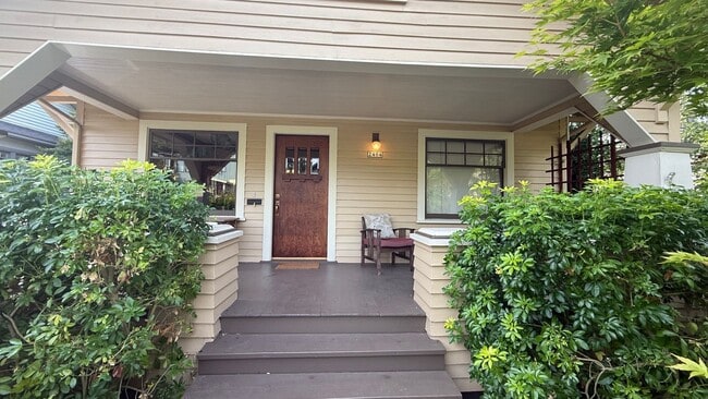 Building Photo - Beautiful Fully Furnished Home in Close-In...