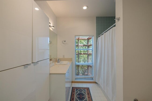 Building Photo - 2801 Oak Crest Ave
