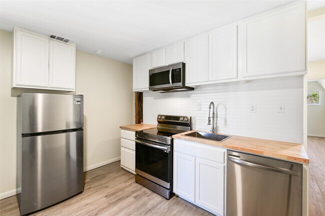 Primary Photo - 1011 W 10th St