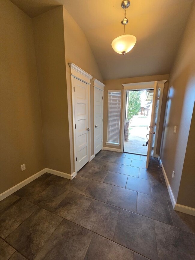 Building Photo - YUKON HOME MOVE IN SPECIAL! ?