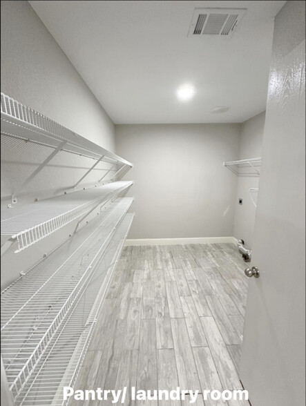Building Photo - 9952 Sparrow Hawk Ln