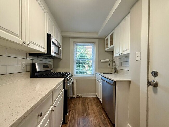 Building Photo - 1400 Kenmore Ave