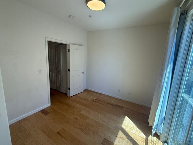 Building Photo - Large 3-Bedroom, 3.5 Bathroom Townhome in Metro Walk Village Neighborhood
