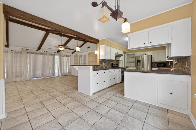Building Photo - 1701 Mistletoe Ln