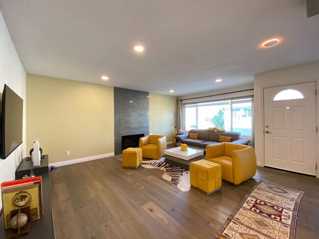 Building Photo - Stunning 3-bedroom, 2-bathroom coastal condo with Modern Custom Upgrades!