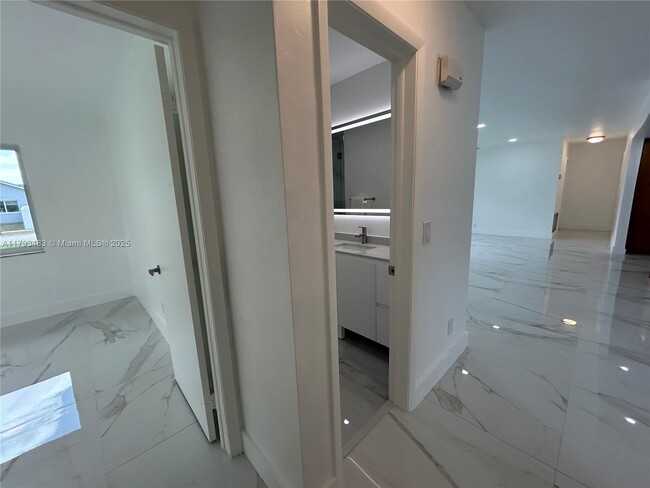 Building Photo - 11751 SW 52nd Ct