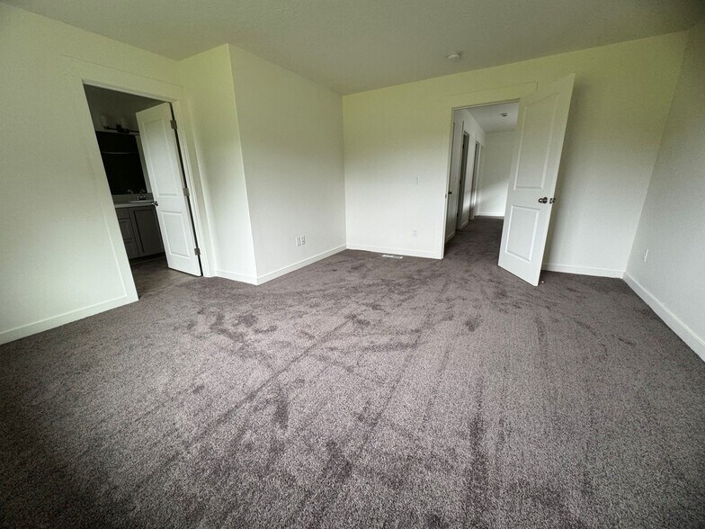 Building Photo - 6926 N Madison Cir