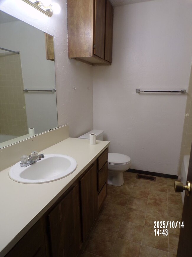 Building Photo - 2 STORY TOWNHOUSE , CLOSE TO SHOPPING AND RESTAURANTS