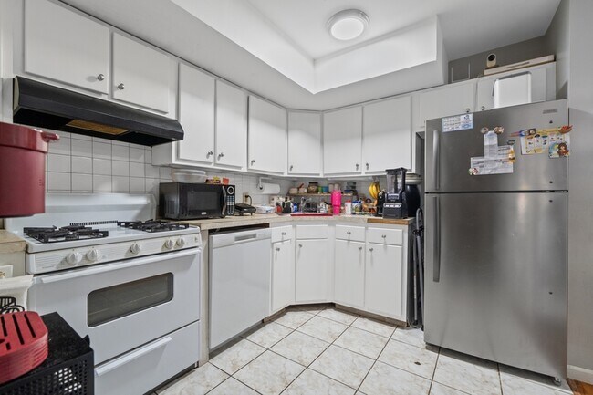 Building Photo - 587 70th St