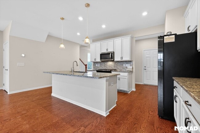 Building Photo - 2851 Fairgrove Cres