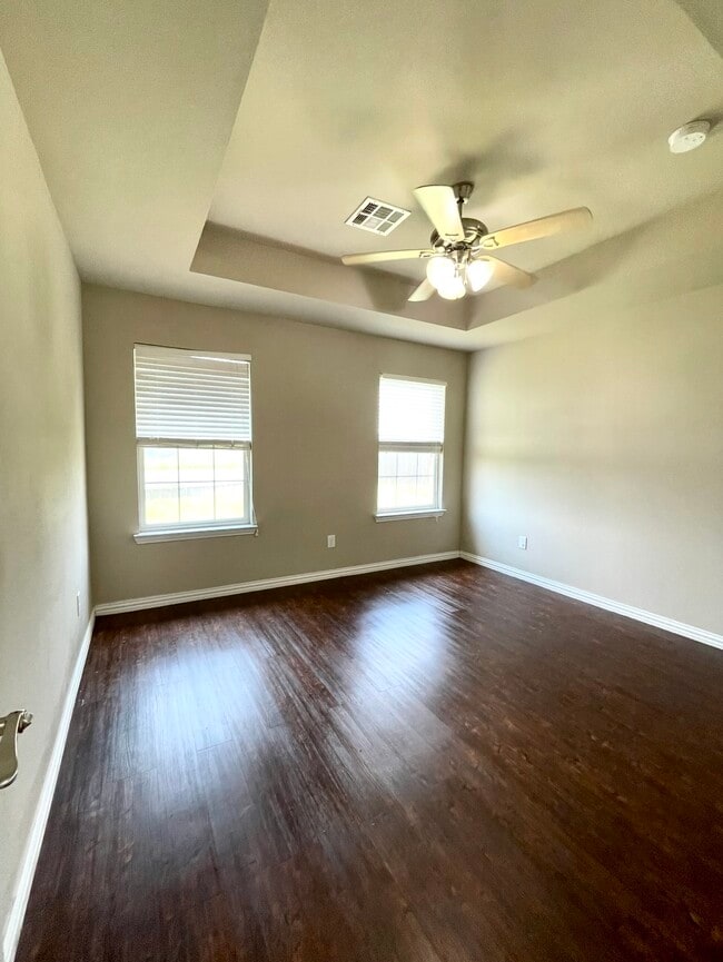 Building Photo - 4820 Lakeshore Dr