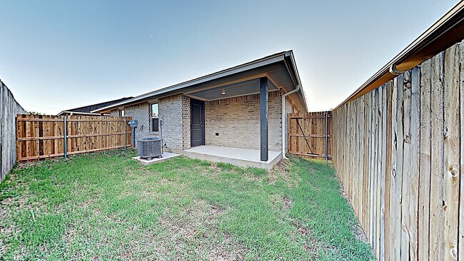 Building Photo - Great 3 Bedroom 2 Bath Duplex Near Tinker AFB