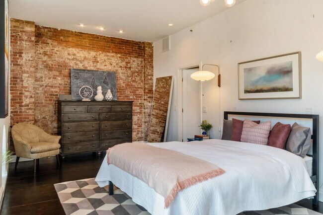 Building Photo - 136 Arlington St