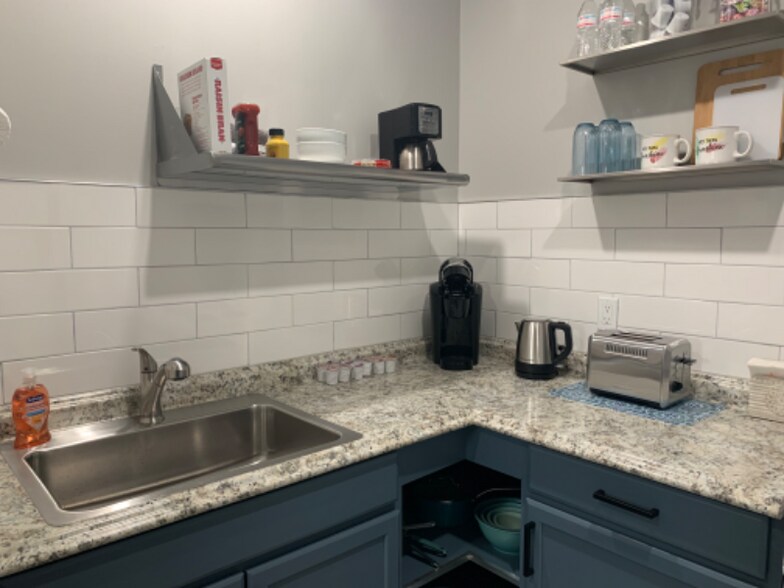 Building Photo - 102 Meadow Run Ln