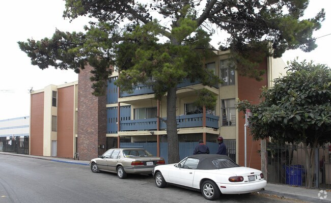 Building Photo - The Brookside Apartments