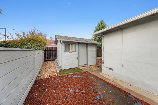 Building Photo - Charming three bed room home offering comf...