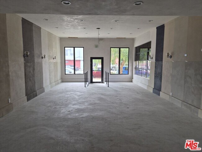 Building Photo - 10835 Magnolia Blvd