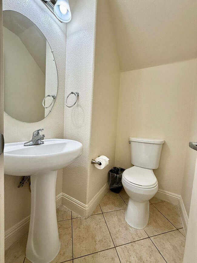 Building Photo - Stylishly Home in Gated Community – Minute...
