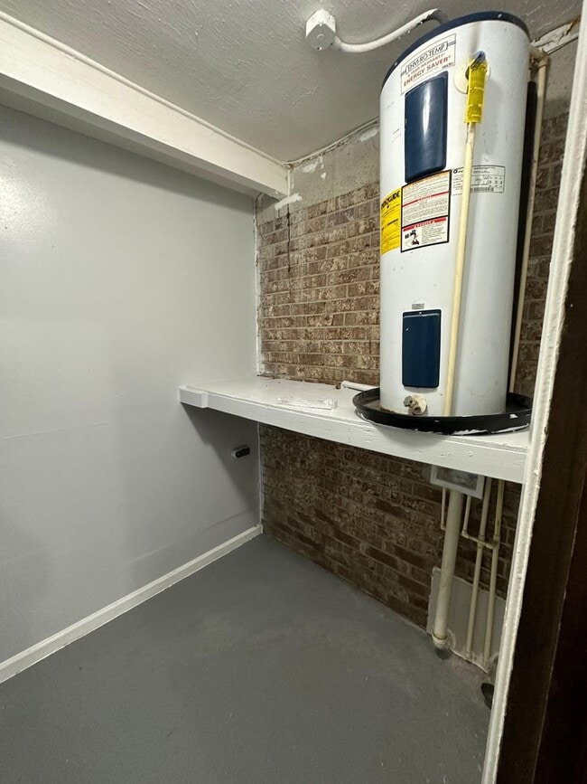 Building Photo - Fully Renovated 3/2 Available for Immediat...