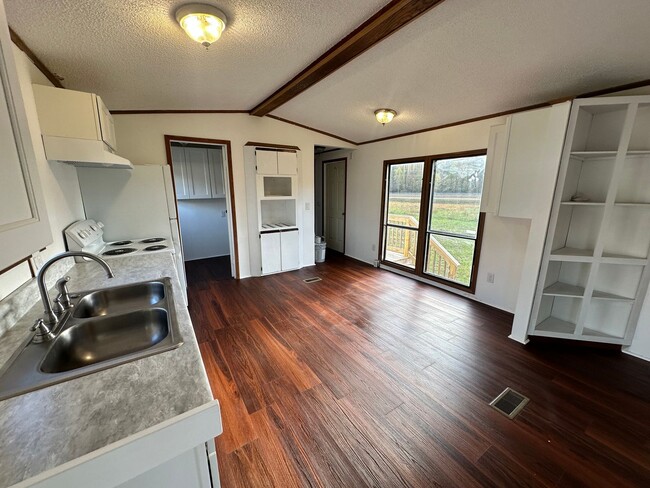 Building Photo - Newly Renovated 2-Bedroom in Rice, VA!