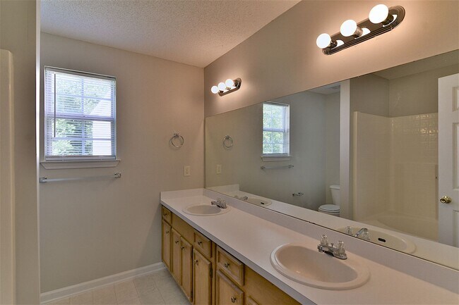 Building Photo - 5 Providence Plantation Ct