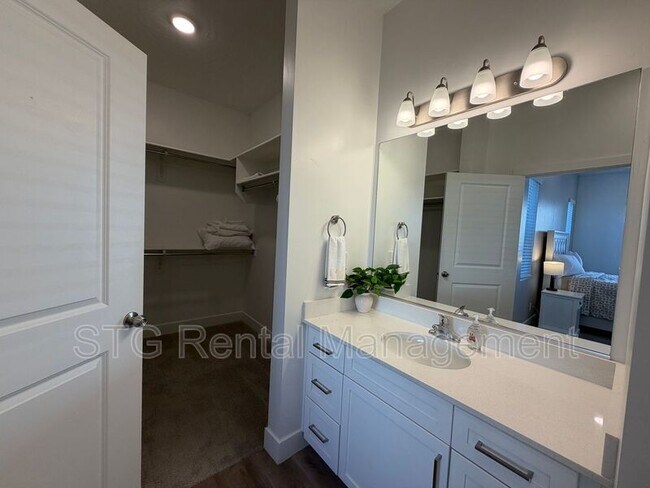 Building Photo - 5801 S Garnet Dr