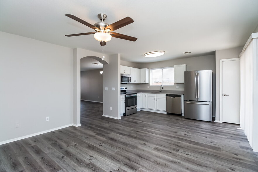 Building Photo - 8213 W Papago St