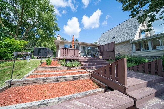 Building Photo - 27657 W Lakeshore Dr