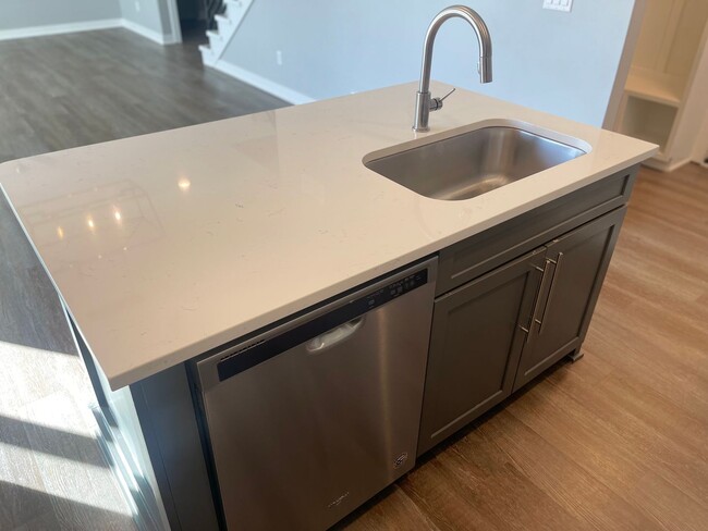 Building Photo - Beautiful Newer Home in West Des Moines